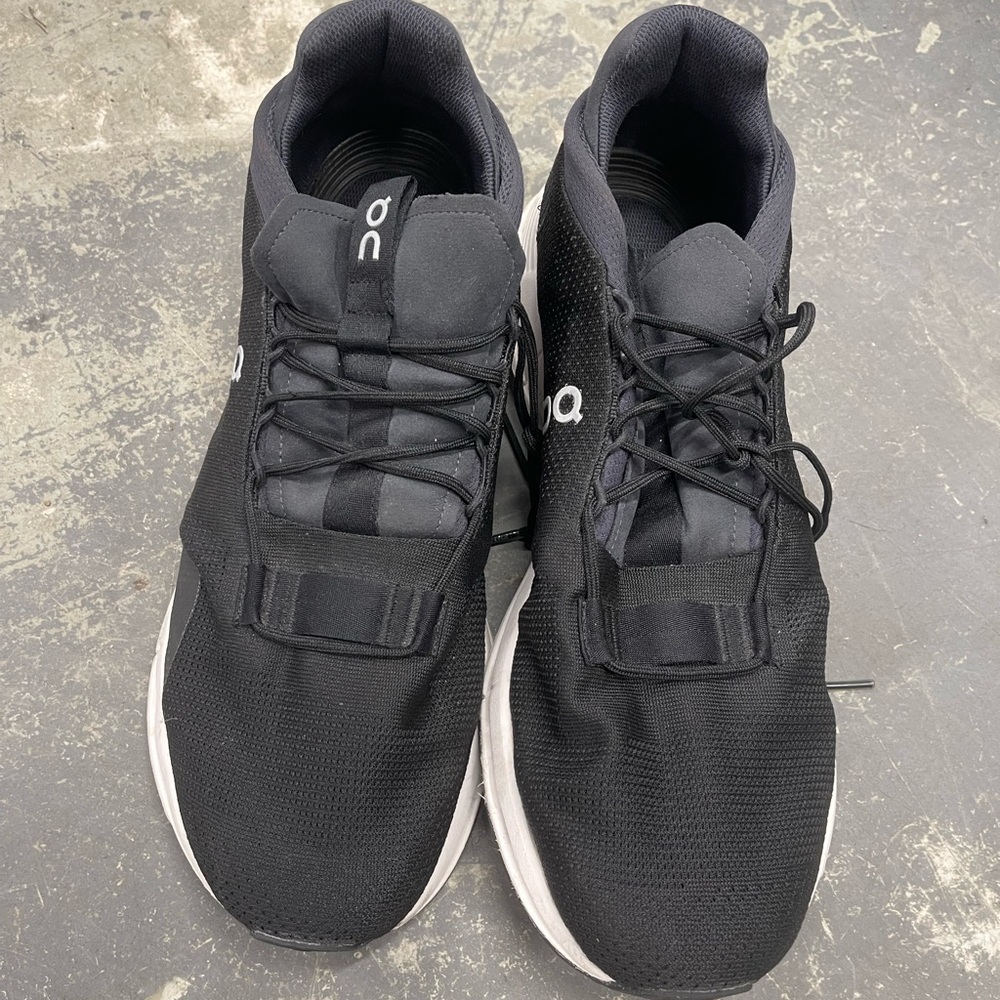 On Cloud Cloudtec Men’s pre own Black And White athletic walking shoes. Sz. 13.